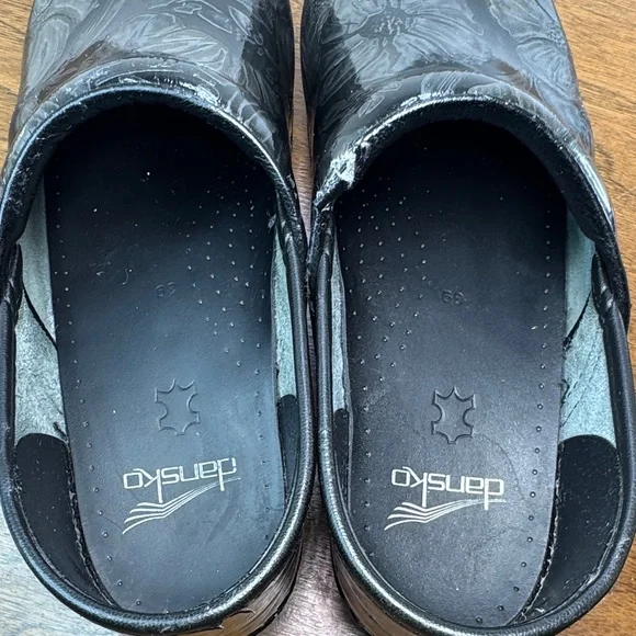 Dansko Tooled Shiny Black Leather Floral Clogs Slip-on Shoes, sz 39, 8-8.5 - Picture 14 of 16